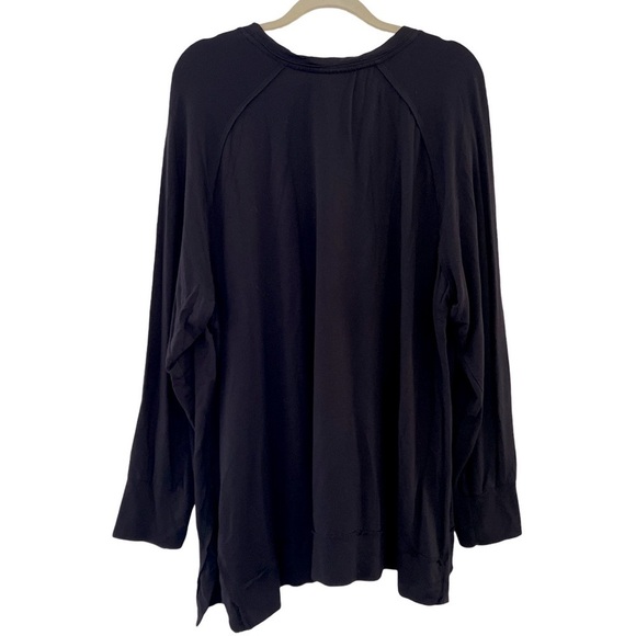 AVENUE • Women's Black Long Sleeve Crewneck Split Hip Top - Picture 5 of 7